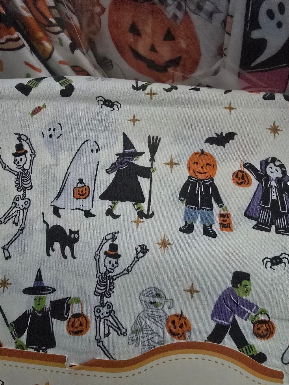 Halloween 4-Piece Queen Sheet Set - Creep It Characters - Picture 2 of 3